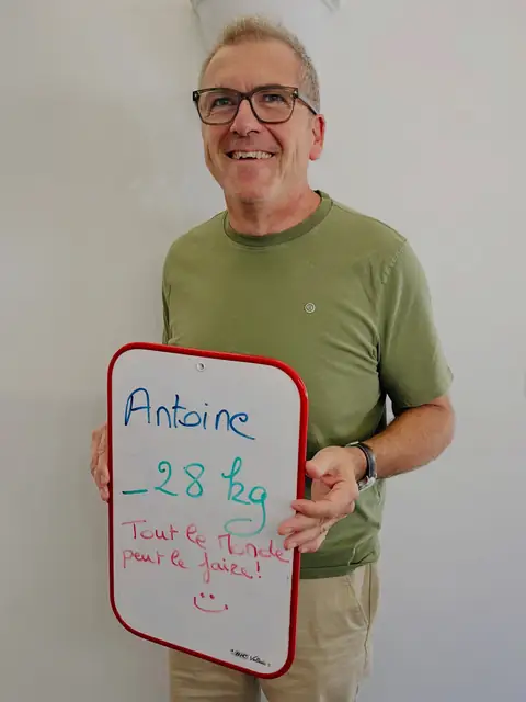 Une ardoise blanche, un bilan écrit dessus, un membre qui le présente depuis la salle du club