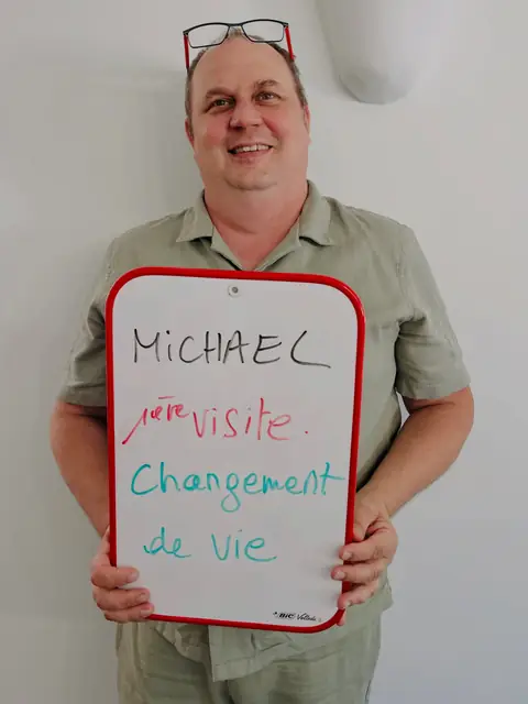 Ardoise du bilan en évidence, un membre du club de Cagnes-sur-Mer prend la pose