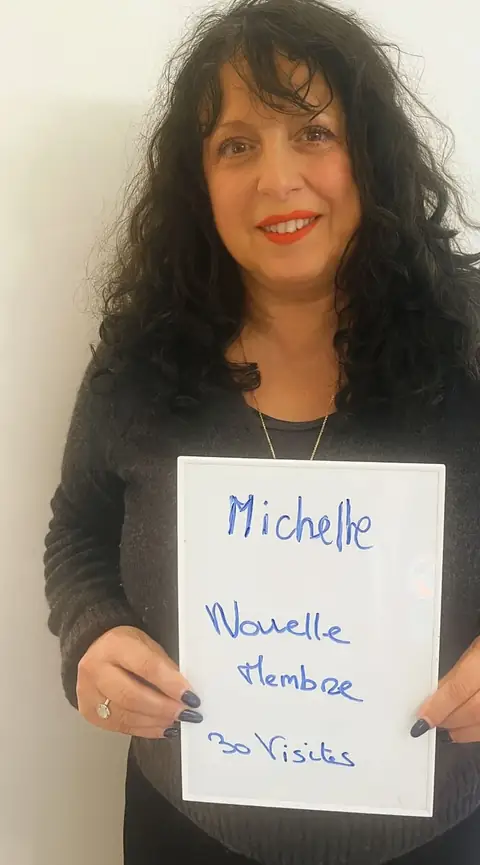 Ardoise du bilan en évidence, une membre du club de Cagnes-sur-Mer prend la pose