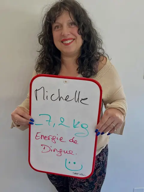 Une membre rayonnante dévoile, sur son ardoise, le résultat de son bilan au club