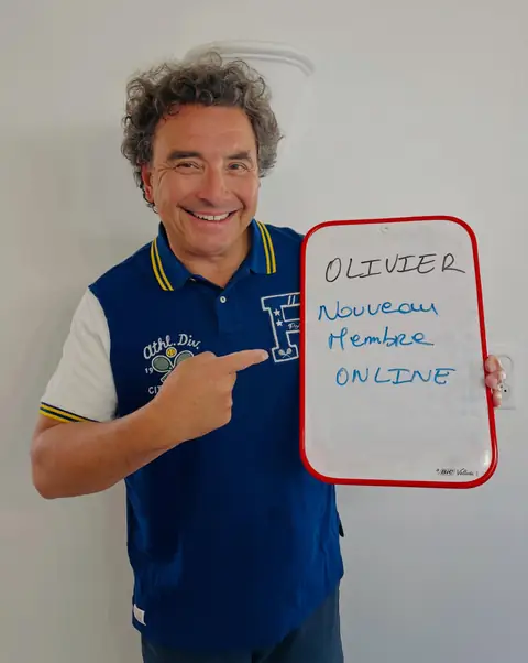 Une ardoise blanche, un bilan écrit dessus, un membre qui le présente depuis la salle du club