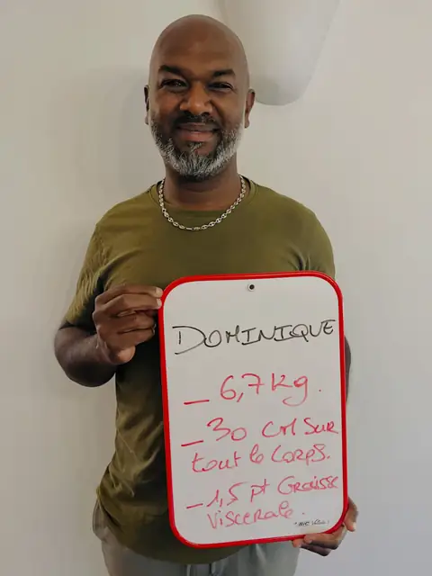 Une ardoise blanche, un bilan écrit dessus, un membre qui le présente depuis la salle du club