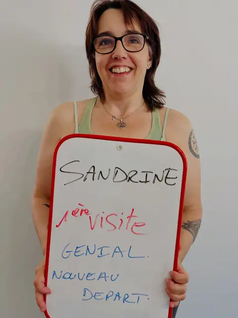 Ardoise du bilan en évidence, une membre du club de Cagnes-sur-Mer prend la pose